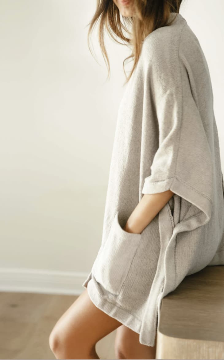 Shoulder blanket with pockets hotsell